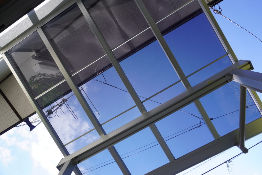 玄関ポーチの屋根は透明のパネル（紫外線カット率100％、風にも強い仕様）を使用してリフォーム（いわき市）
