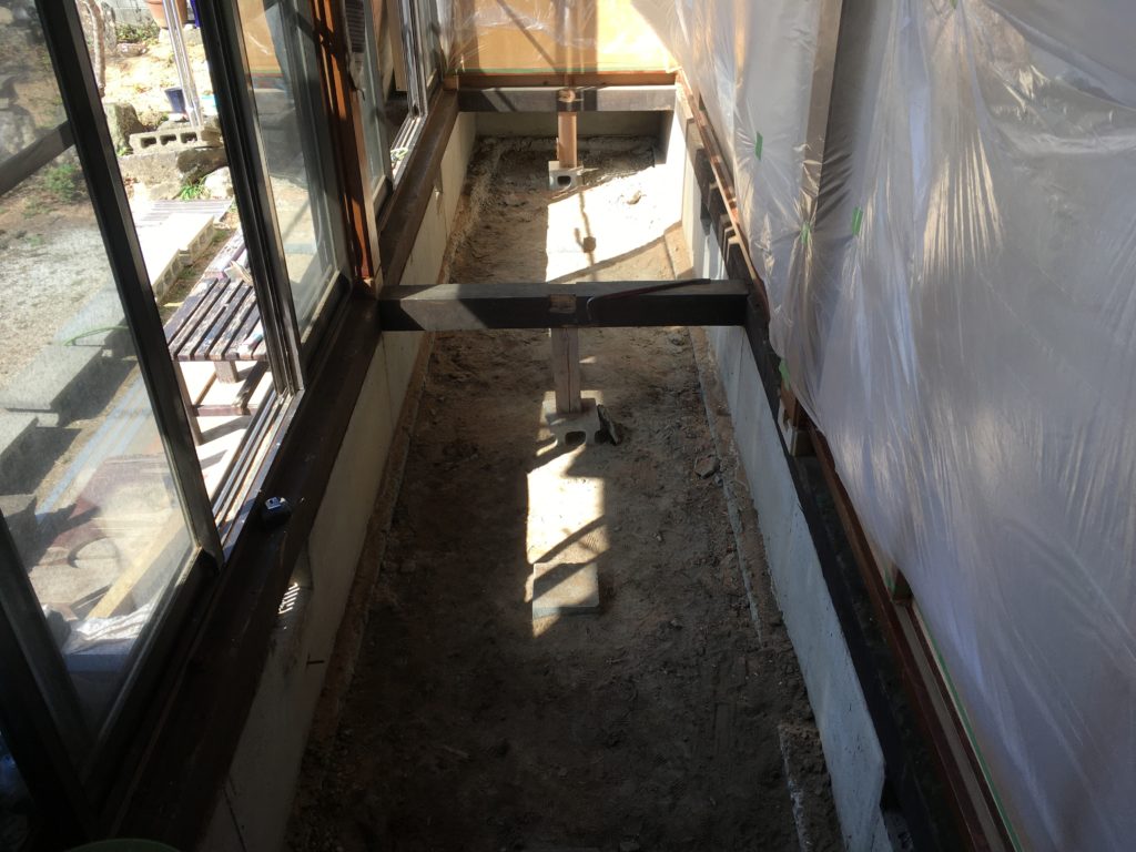 床の張り替えリフォームの内装工事で既設の床を撤去した様子（いわき市）