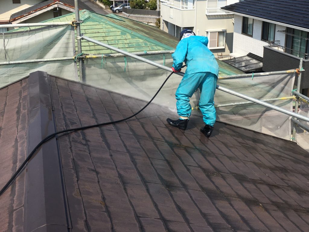 屋根の塗装リフォームの前に高圧洗浄できれいな状態にする（いわき市）