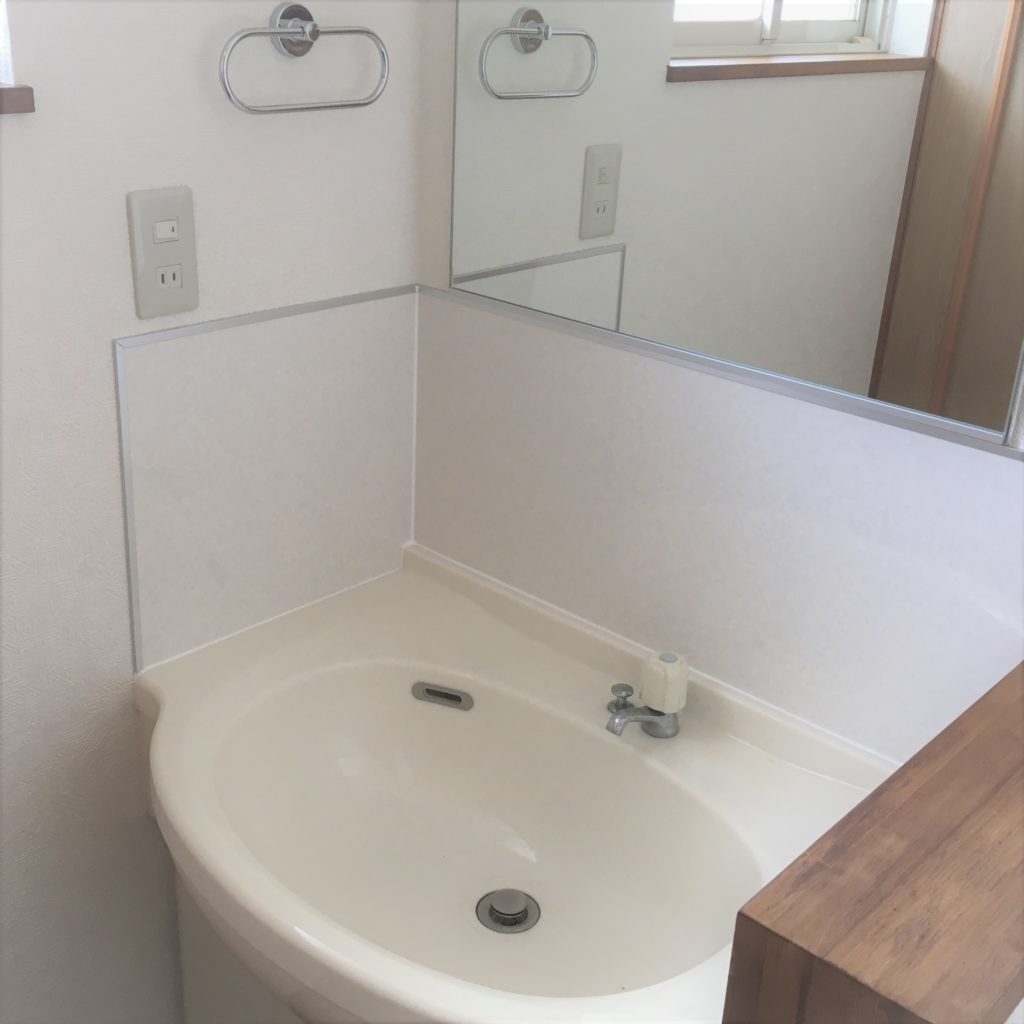 2Fトイレの内装工事は手洗器まわりの防水パネル、鏡、タオルリングもリフォーム（いわき市）