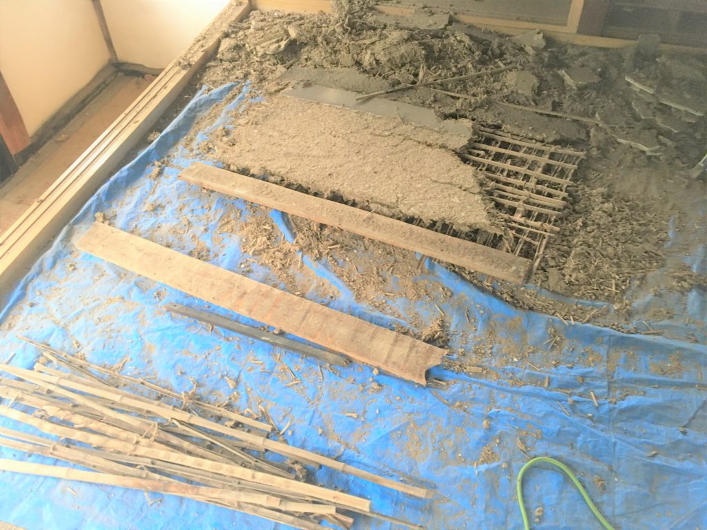 古民家リフォームの内装工事にて、土壁を撤去（いわき市）