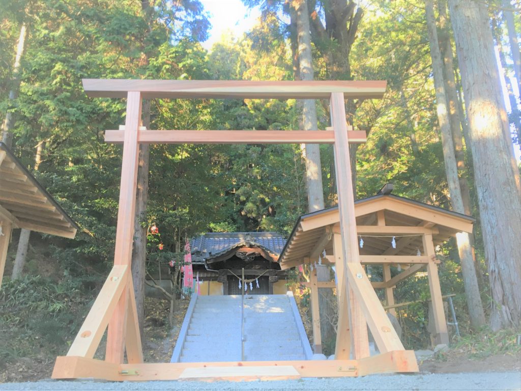 完成した白水常盤神社茅の輪くぐり用仮設鳥居を正面から見たところ（いわき市）