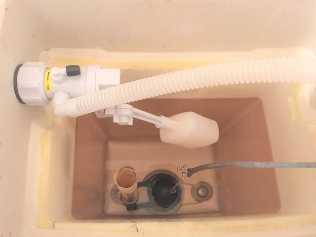 トイレのロータンク内にある「ボールタップ」と「フロート弁」を交換し、漏水の修理リフォームが完了（いわき市）