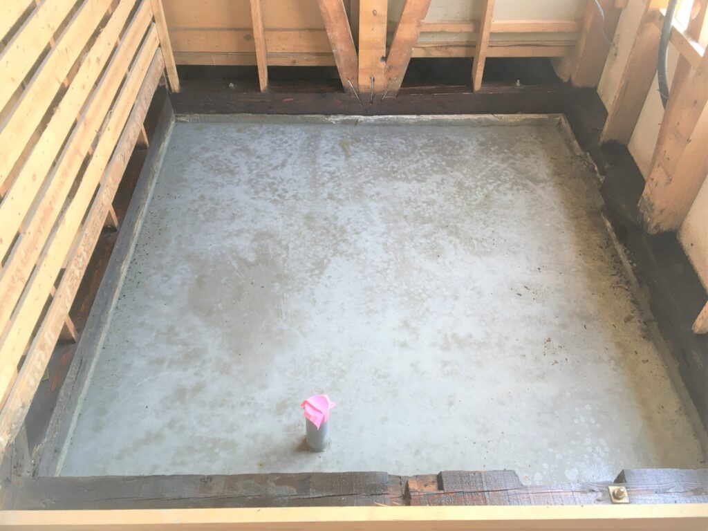 土間コンクリートが乾いたら、お風呂場を組み上げてリフォームをする（いわき市）
