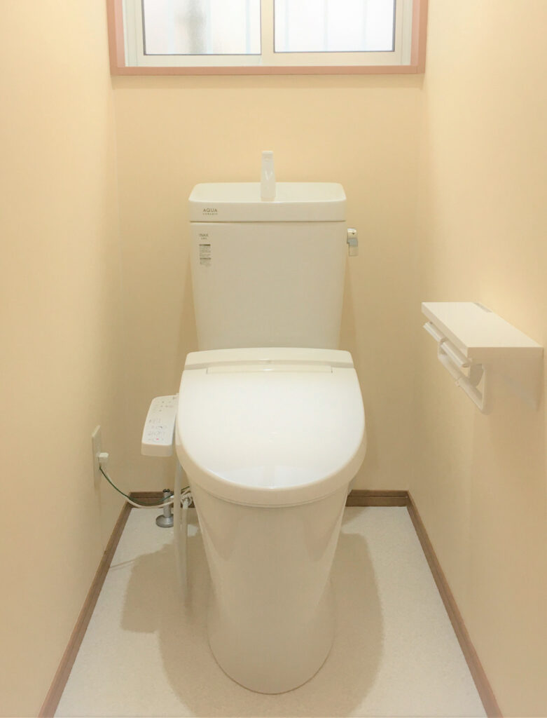 今回のトイレリフォームでは、リクシルのアメージュ便器とシャワートイレ KBシリーズの組合せタイプを使用（いわき市）
